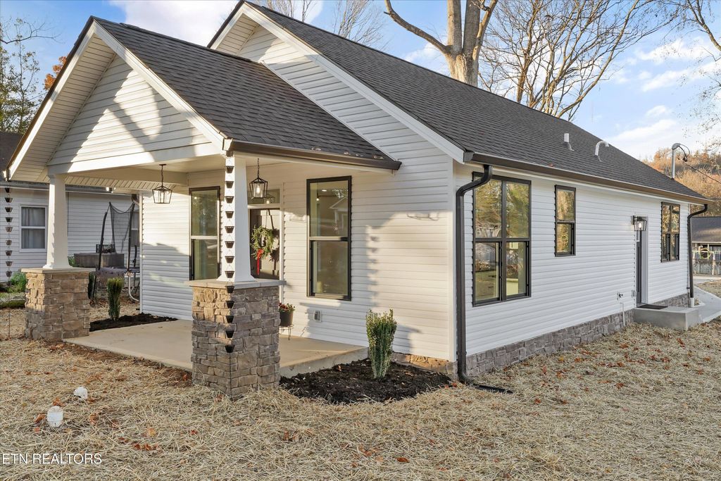 Photo of 1117 Hiawassee Ave, Knoxville, TN 37917 (MLS # 1322379)