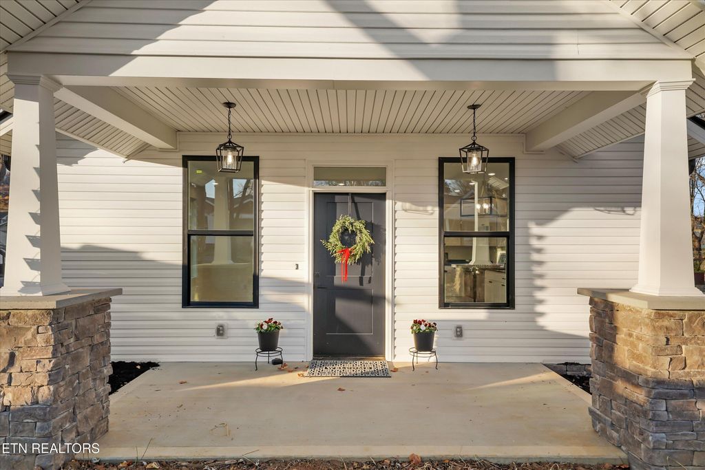 Photo of 1117 Hiawassee Ave, Knoxville, TN 37917 (MLS # 1322379)