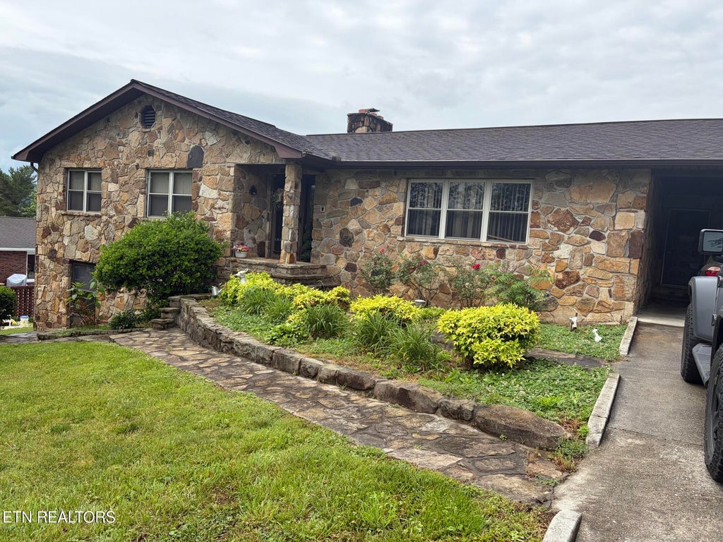 Photo of 119 Mountain View Rd, Jacksboro, TN 37757 (MLS # 1354188)