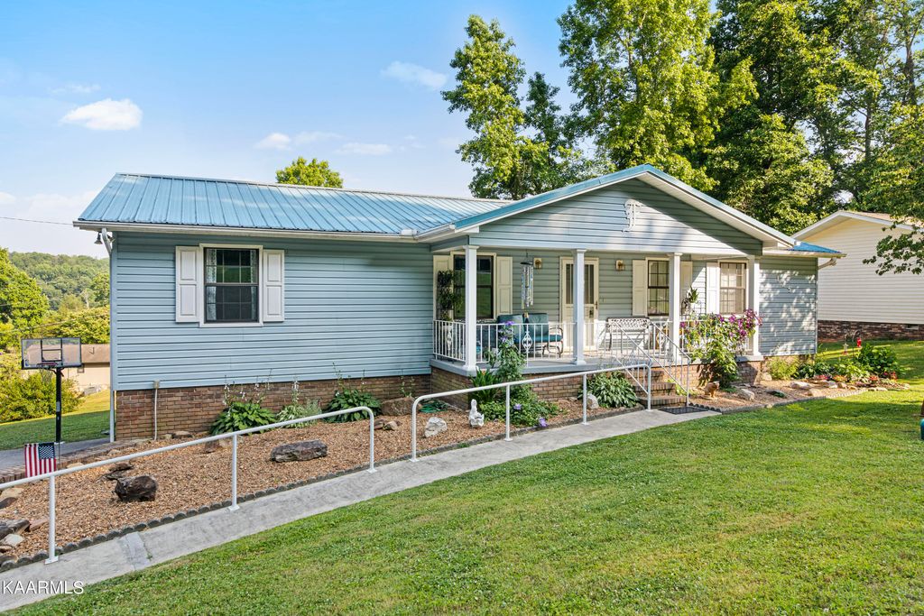 Photo of 125 Brentwood Circle, Oliver Springs, TN 37840 (MLS # 1229655)