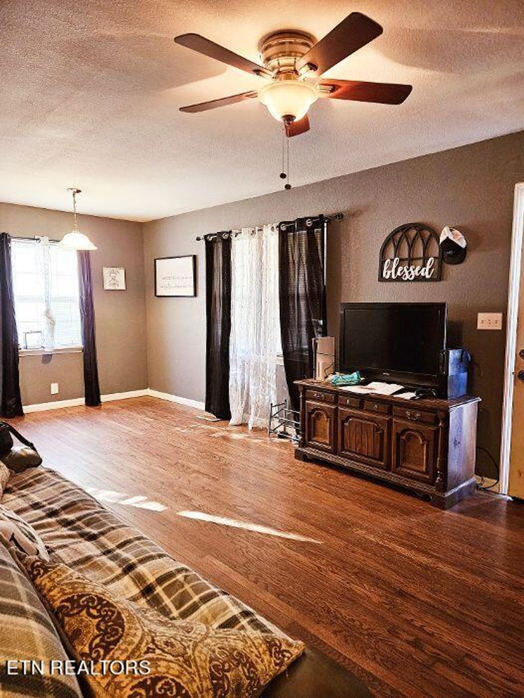 Photo of 409 Valley Drive, Oliver Springs, TN 37840 (MLS # 1251939)