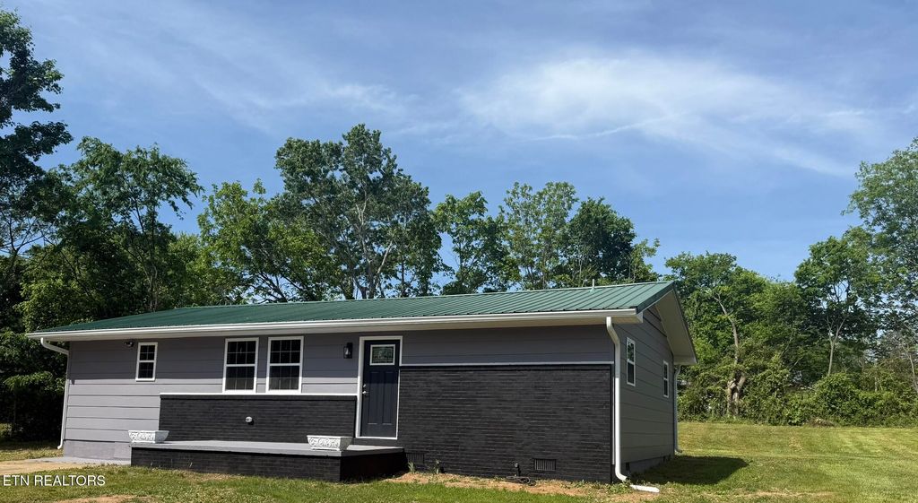 Photo of 208 Greenwood Cir, Madisonville, TN 37354 (MLS # 1338518)