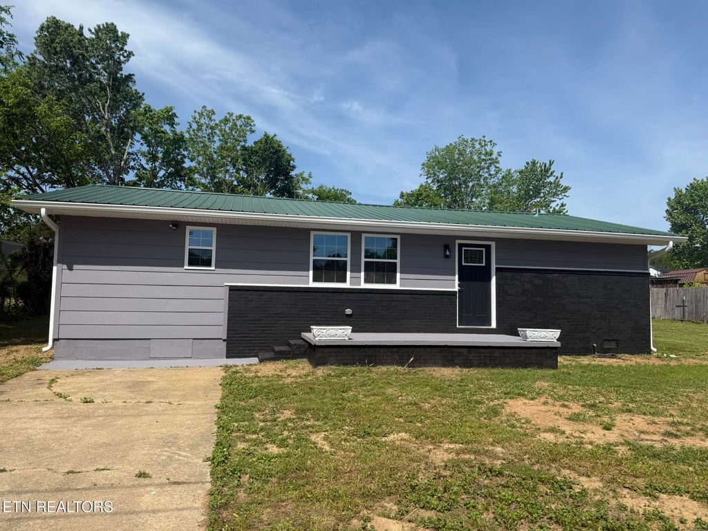 Photo of 208 Greenwood Cir, Madisonville, TN 37354 (MLS # 1338518)