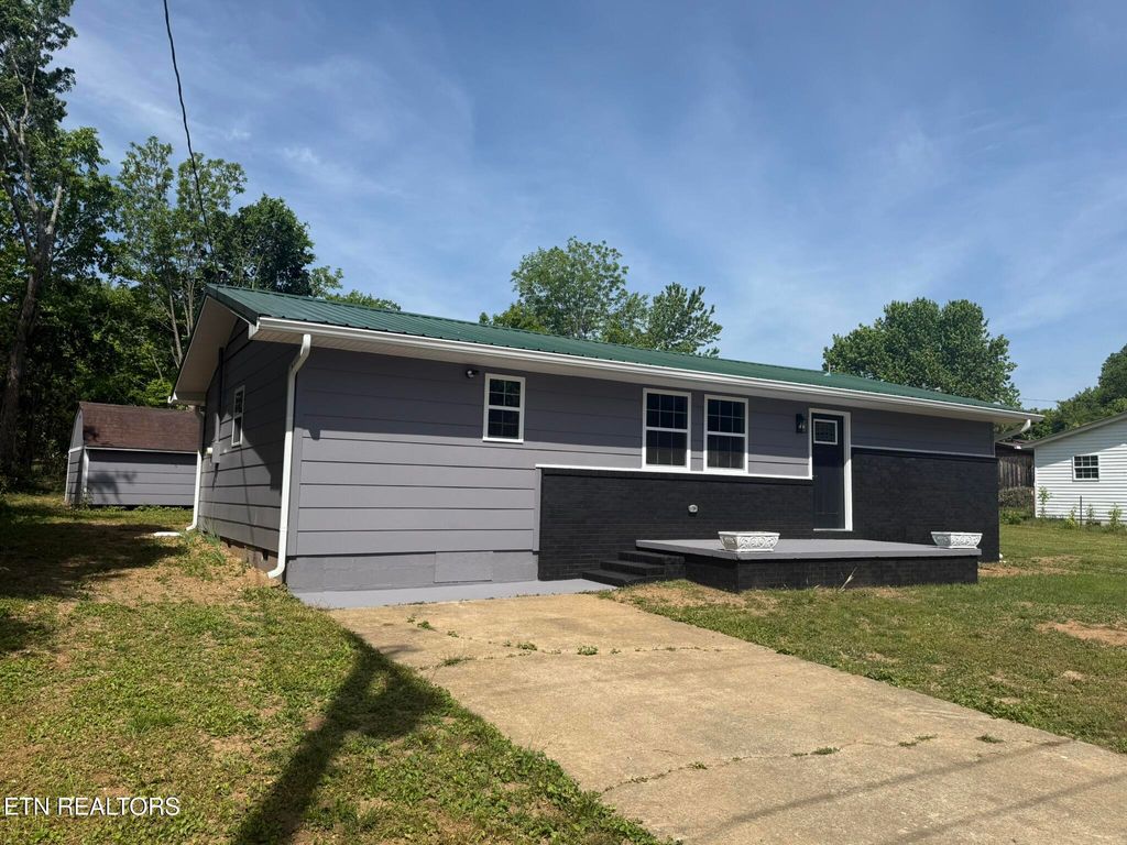 Photo of 208 Greenwood Cir, Madisonville, TN 37354 (MLS # 1338518)