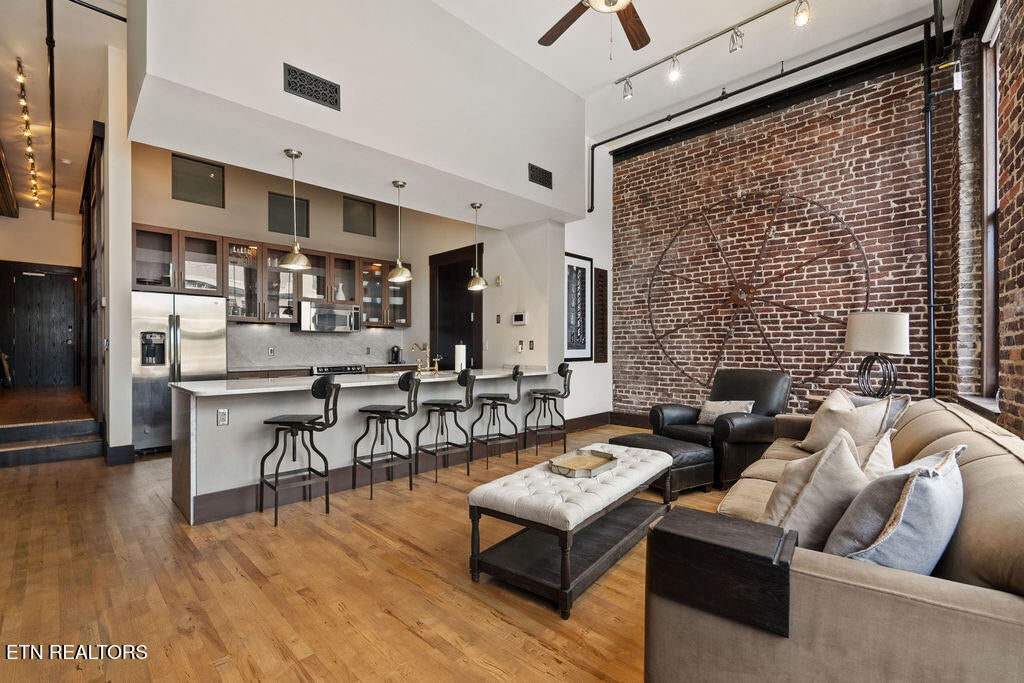 129 W Jackson Ave 102