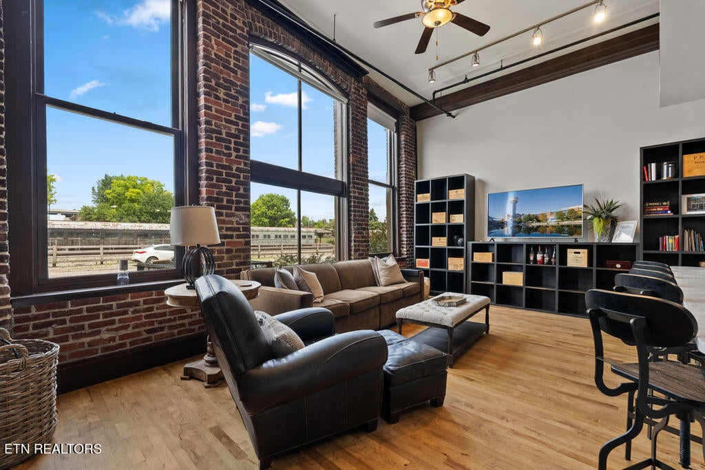 129 W Jackson Ave 102