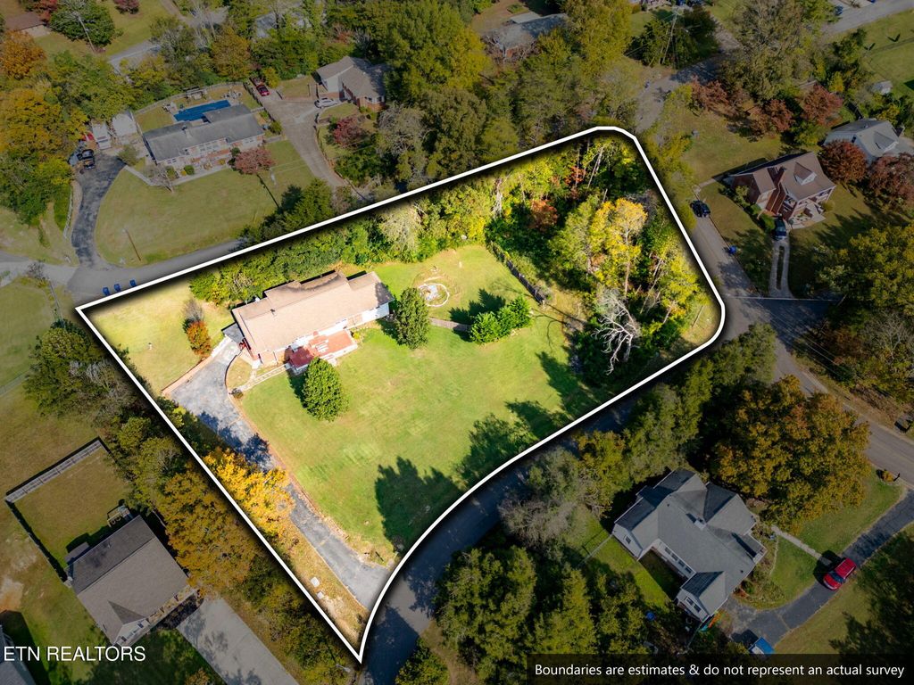 Photo of 302 Hickory St, Clinton, TN 37716 (MLS # 1320082)