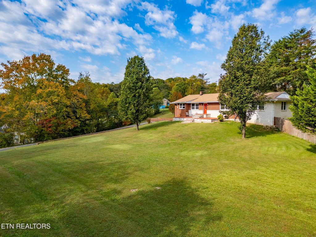 Photo of 302 Hickory St, Clinton, TN 37716 (MLS # 1320082)