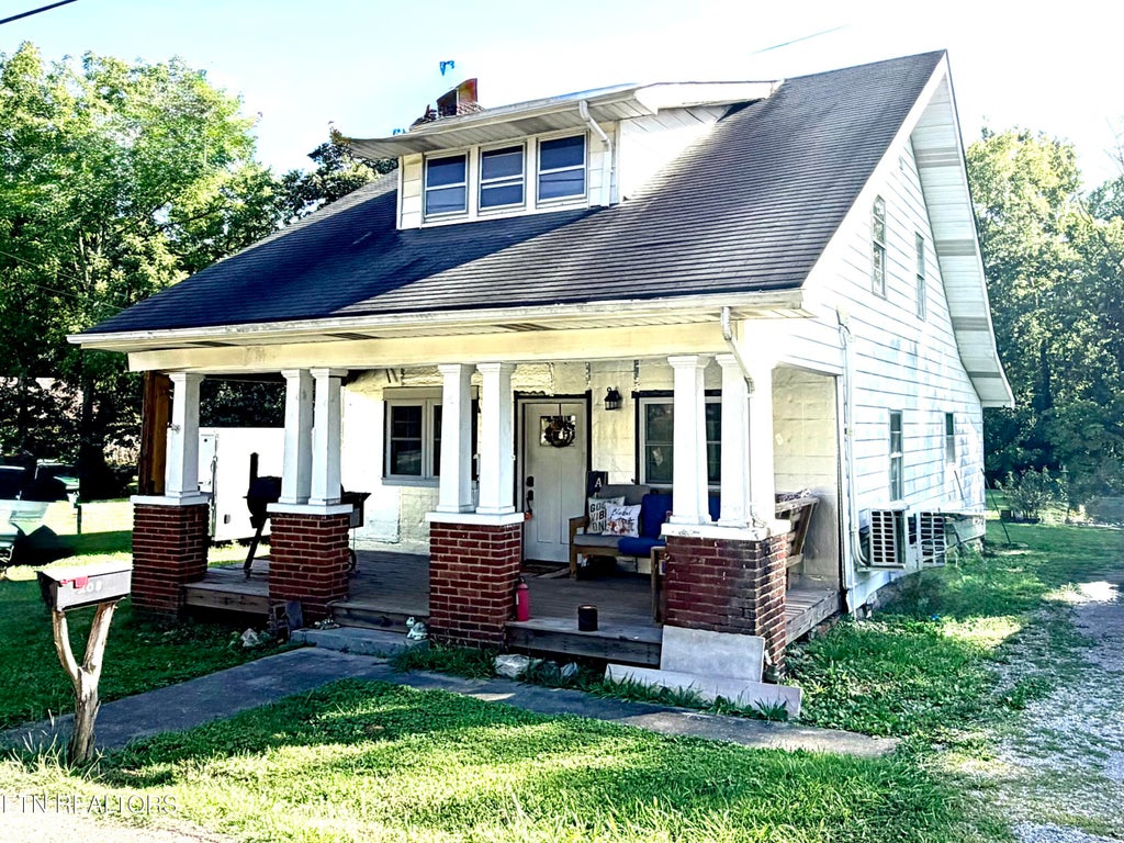 Photo of 208 E Main Ave, Friendsville, TN 37737 (MLS # 1353205)