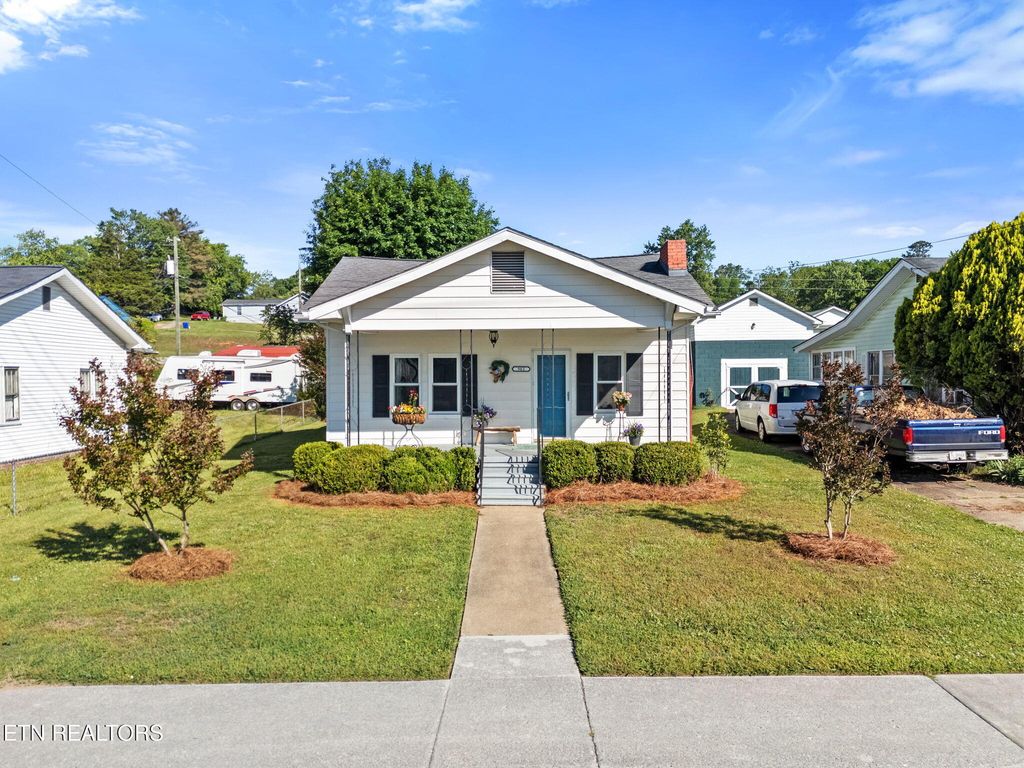 Photo of 902 Fowler St, Clinton, TN 37716 (MLS # 1341403)