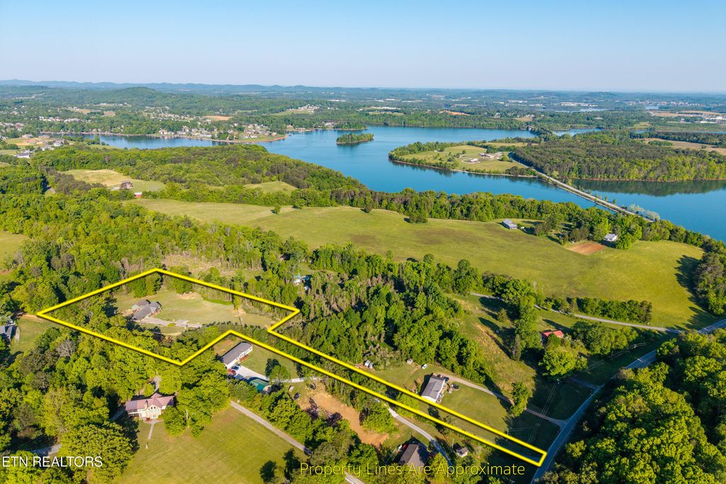 Photo of 818 Highway 360, Vonore, TN 37885 (MLS # 1329216)