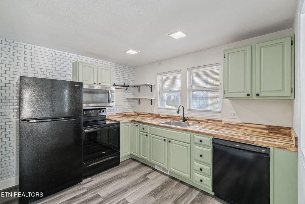 Photo of 543 Henderson St, Harriman, TN 37748 (MLS # 1335639)