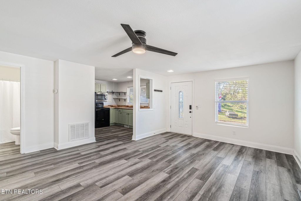 Photo of 543 Henderson St, Harriman, TN 37748 (MLS # 1335639)