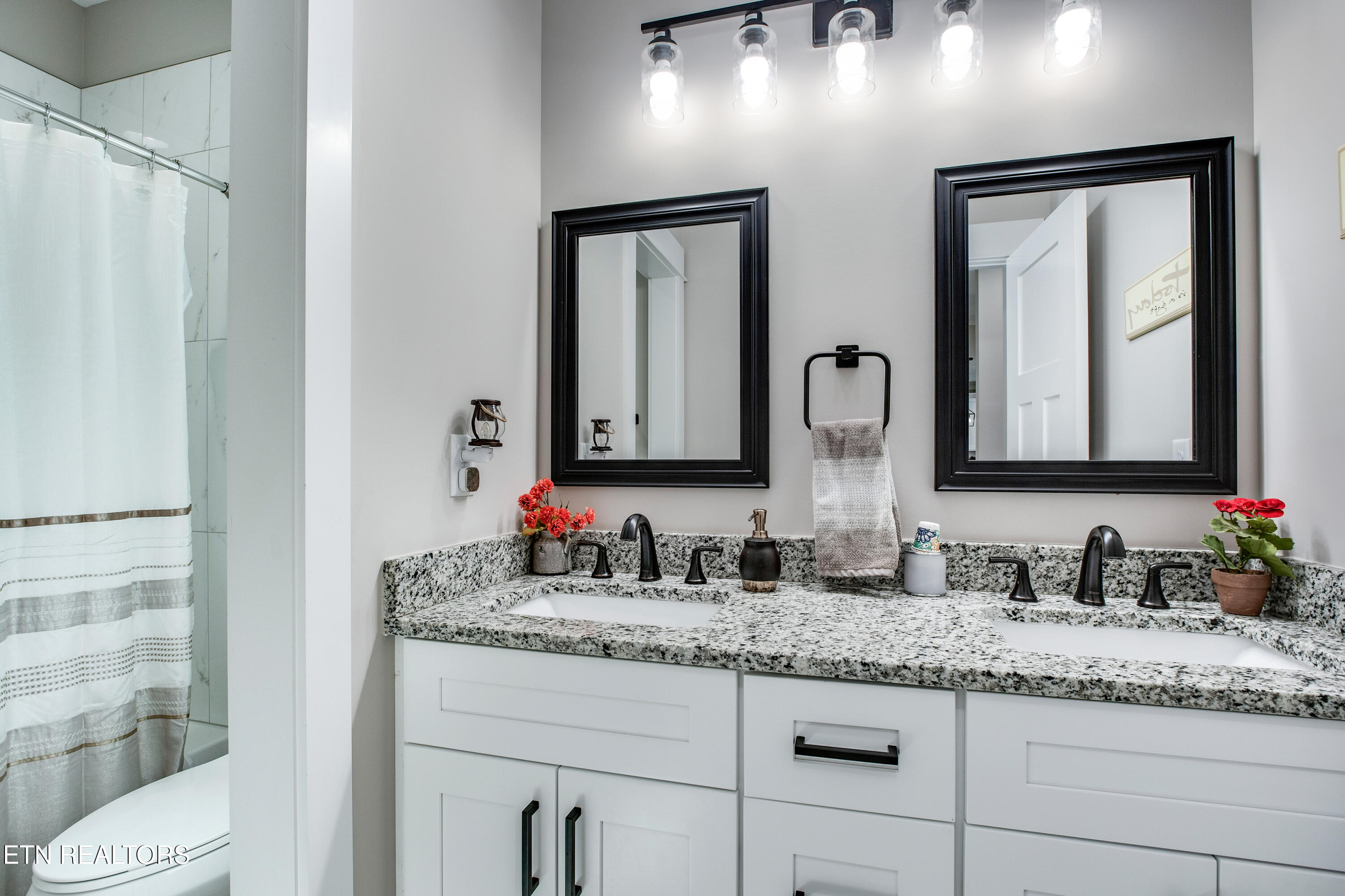 Loudon, Tennessee 37774, United States, 3 Bedrooms Bedrooms, ,2 BathroomsBathrooms,Residential,Active,162011