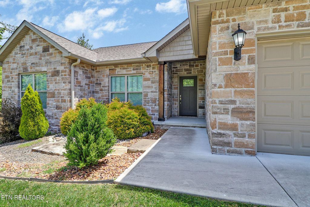 Photo of 142 Forest View Drive, Crossville, TN 38558 (MLS # 1341291)