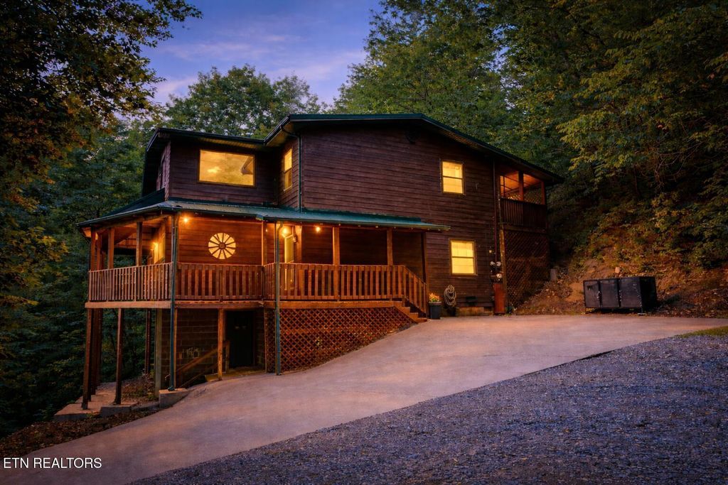 Photo of 2202 Applewood Rd, Sevierville, TN 37862 (MLS # 1333361)