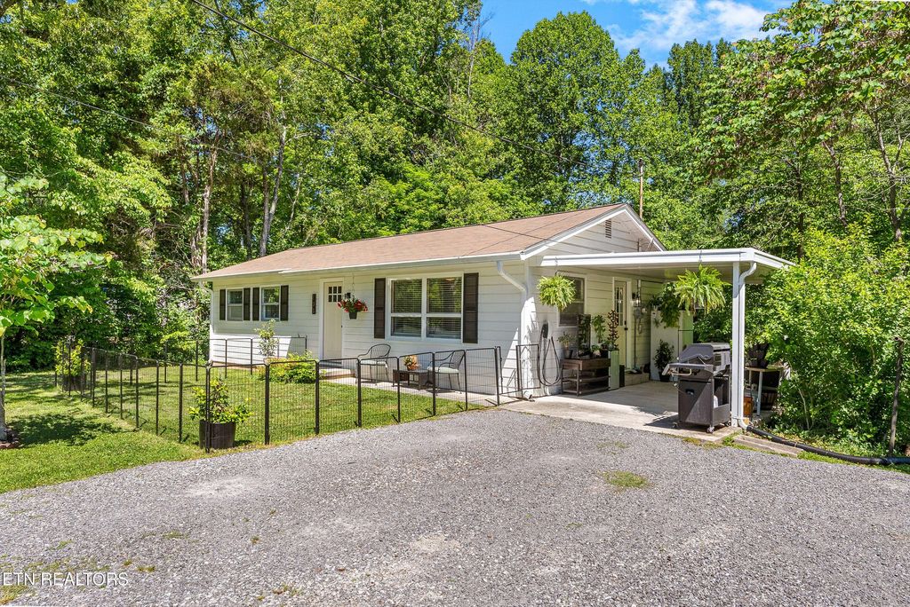 Photo of 103 Loyola Lane, Oak Ridge, TN 37830 (MLS # 1341023)