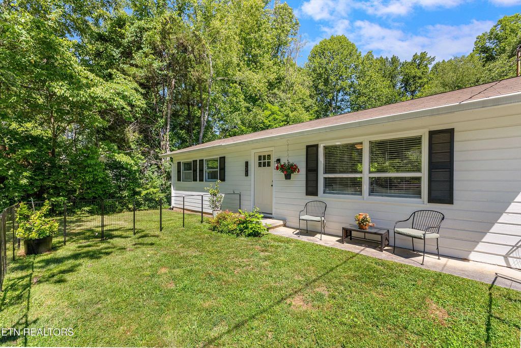 Photo of 103 Loyola Lane, Oak Ridge, TN 37830 (MLS # 1341023)