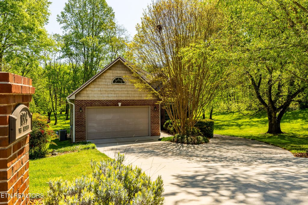 Photo of 1304 Apache Court, Maryville, TN 37801 (MLS # 1335985)