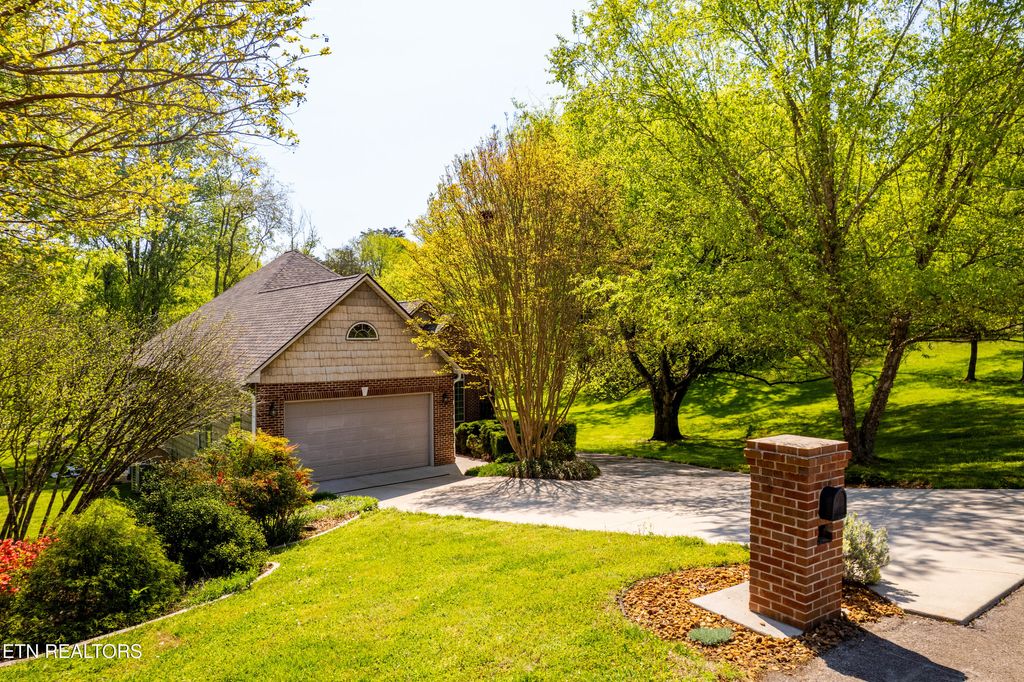 Photo of 1304 Apache Court, Maryville, TN 37801 (MLS # 1335985)
