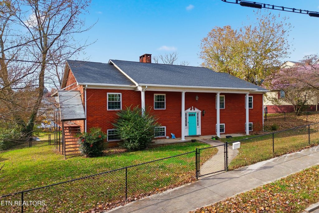 Photo of 402 N A St, Lenoir City, TN 37771 (MLS # 1322009)