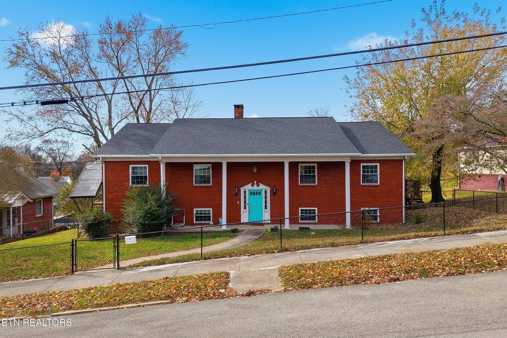 Photo of 402 N A St, Lenoir City, TN 37771 (MLS # 1322009)