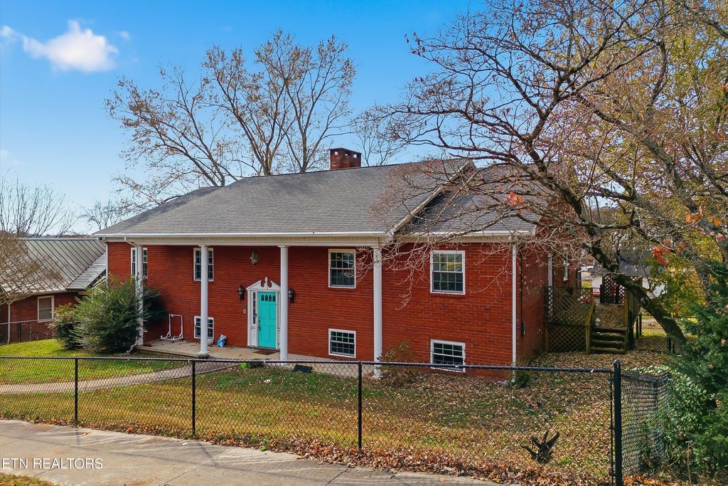 Photo of 402 N A St, Lenoir City, TN 37771 (MLS # 1322009)