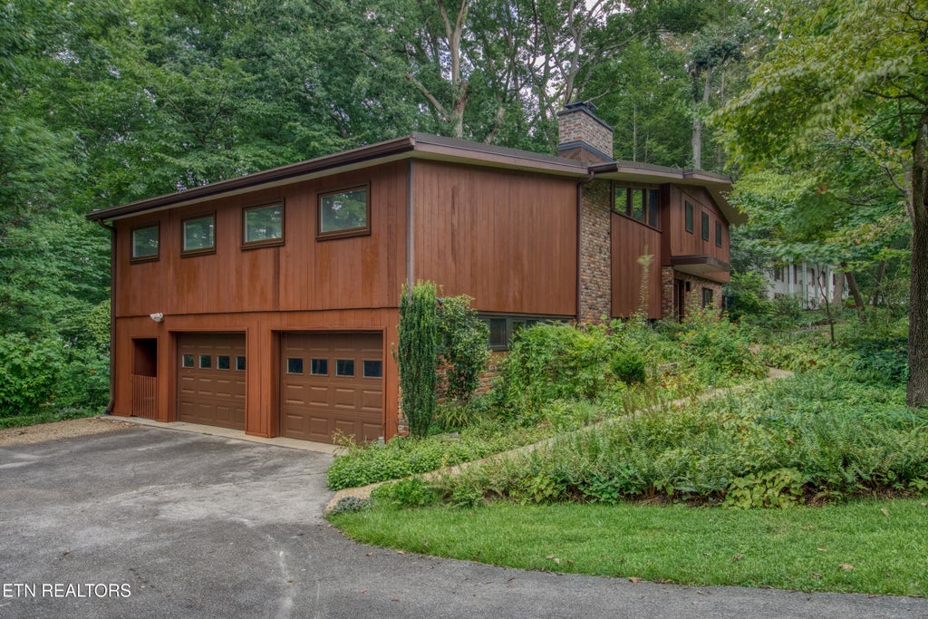 Photo of 1014 W Outer Drive, Oak Ridge, TN 37830 (MLS # 1351895)