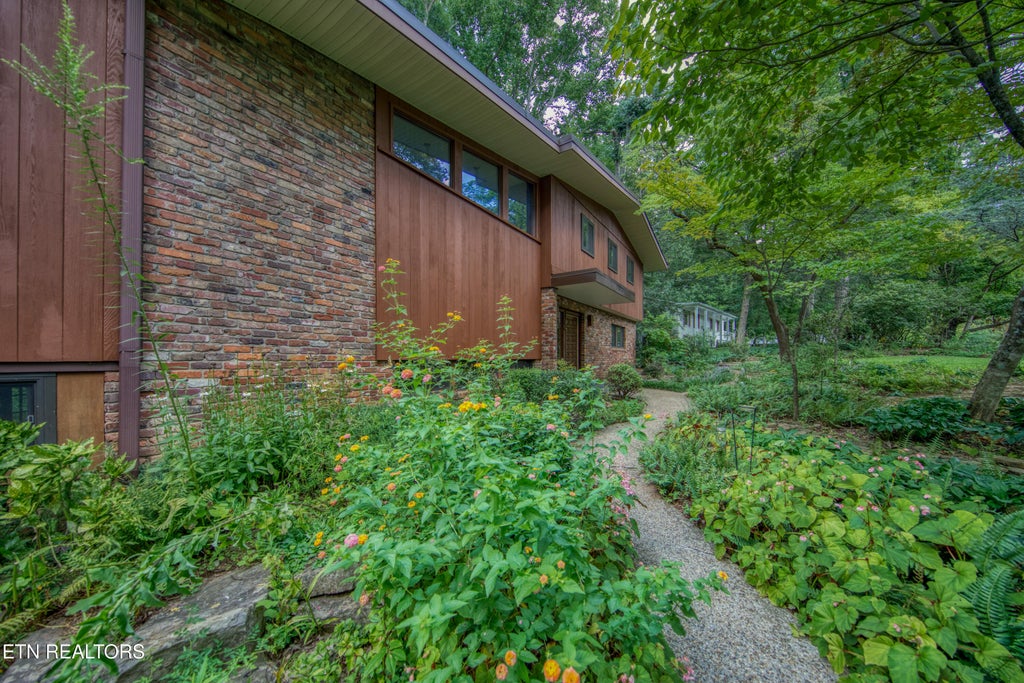 Photo of 1014 W Outer Drive, Oak Ridge, TN 37830 (MLS # 1351895)