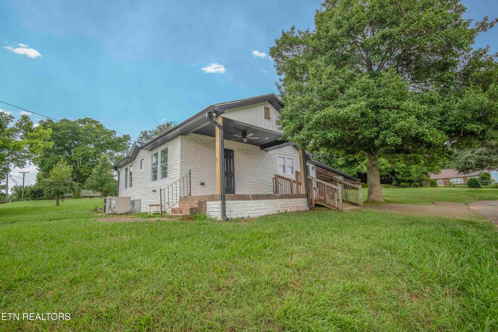 Photo of 1004 Cannon Ave, Sweetwater, TN 37874 (MLS # 1304963)