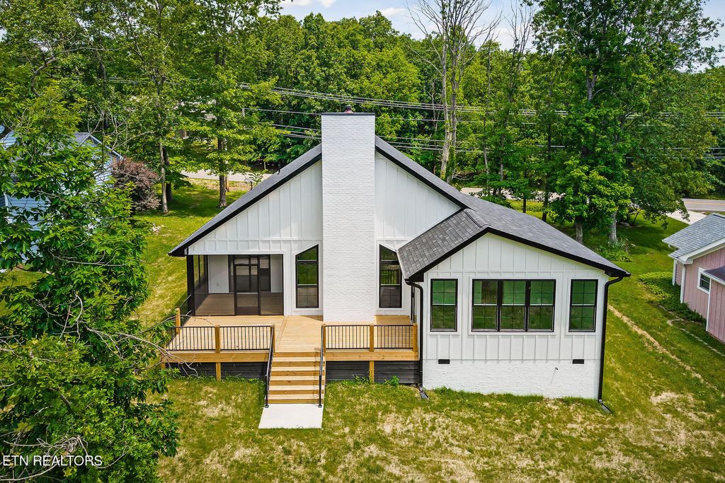 Photo of 456 Lakeview Drive, Crossville, TN 38558 (MLS # 1323772)