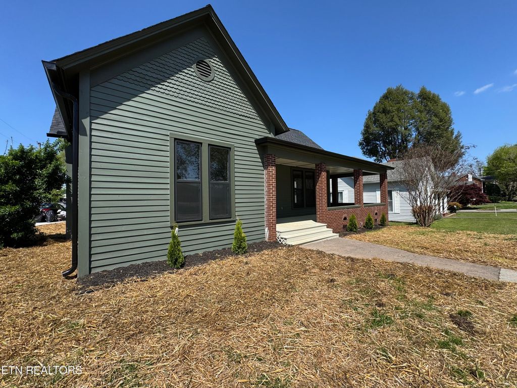 Photo of 304 Broad St, Sweetwater, TN 37874 (MLS # 1297103)