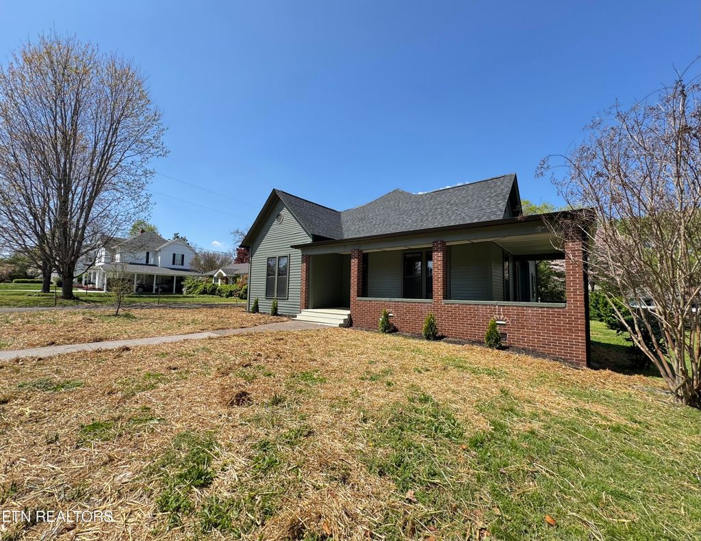 Photo of 304 Broad St, Sweetwater, TN 37874 (MLS # 1297103)