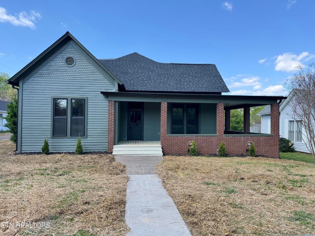 Photo of 304 Broad St, Sweetwater, TN 37874 (MLS # 1297103)