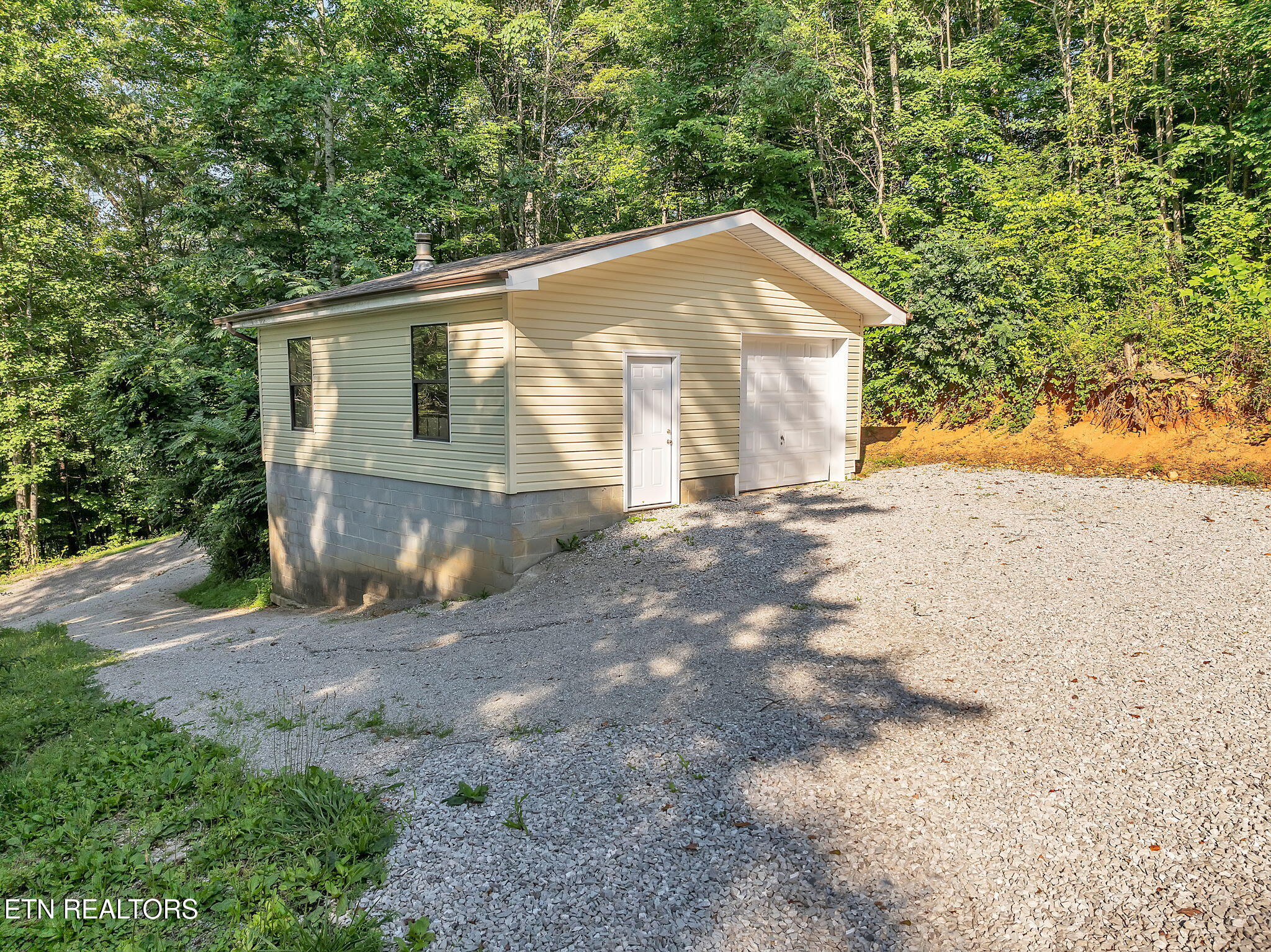 246 Robertson Lane