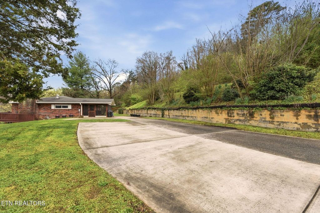 Photo of 104 Richards Drive, Oliver Springs, TN 37840 (MLS # 1332521)