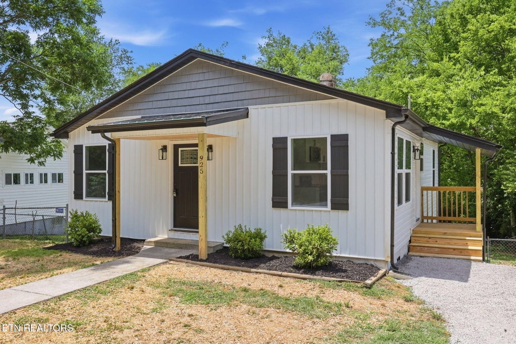 Photo of 925 Cherokee St, Maryville, TN 37804 (MLS # 1343747)