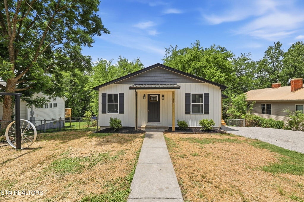 Photo of 925 Cherokee St, Maryville, TN 37804 (MLS # 1343747)