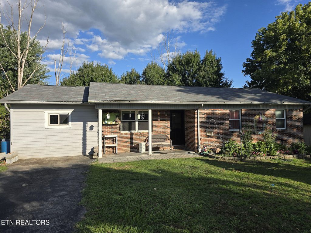 Photo of 1422 Peach St, White Pine, TN 37890 (MLS # 1313198)