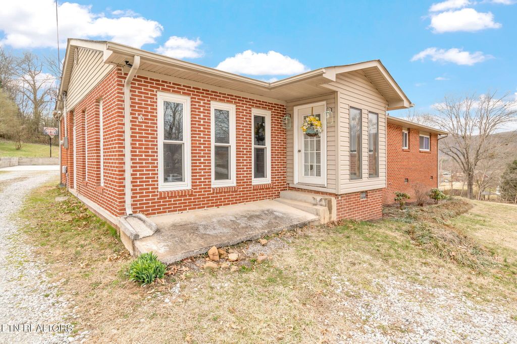 Photo of 311 E Dunn St, Rockwood, TN 37854 (MLS # 1292368)
