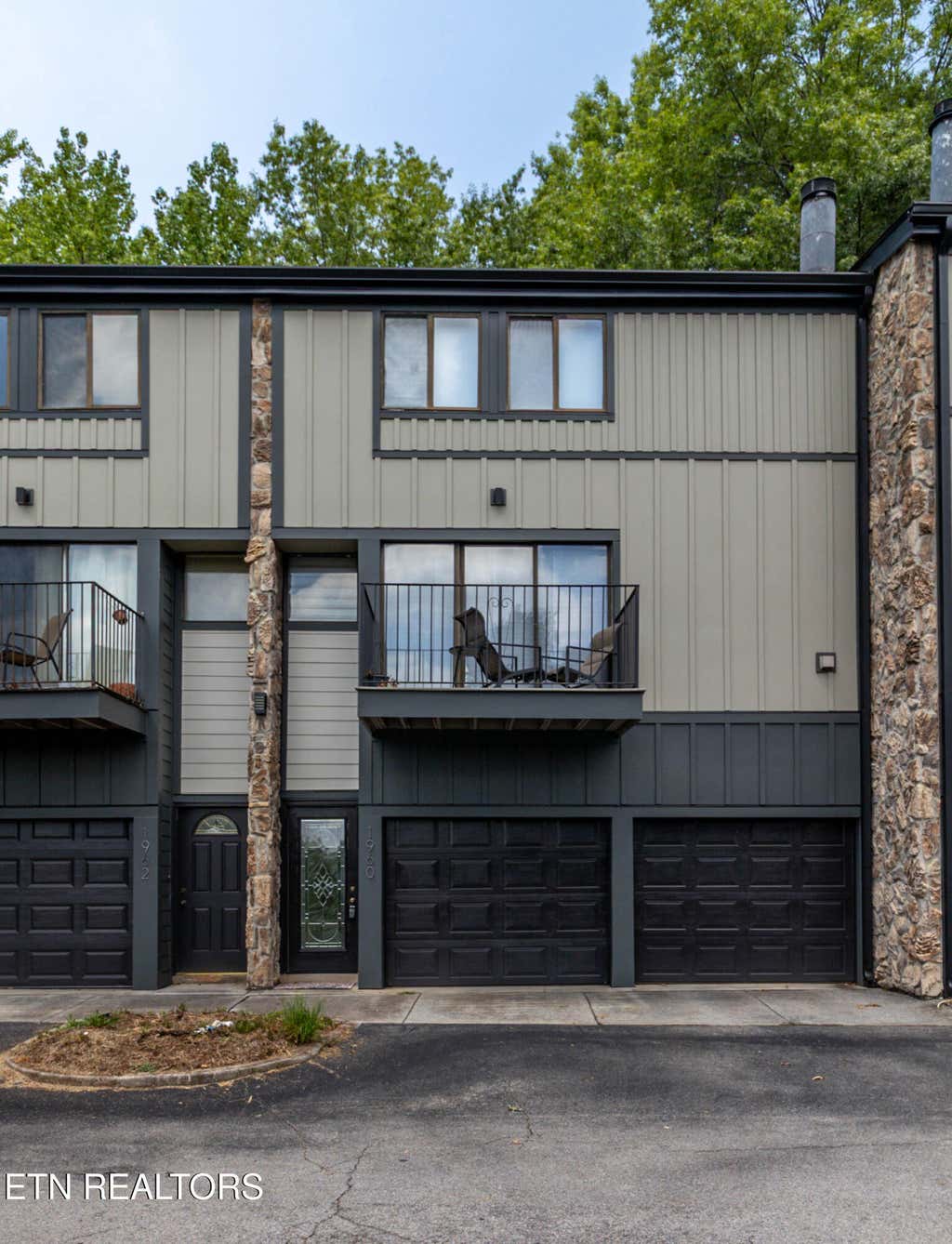 Photo of 1960 Cherokee Bluff Drive, Knoxville, TN 37920 (MLS # 1351186)