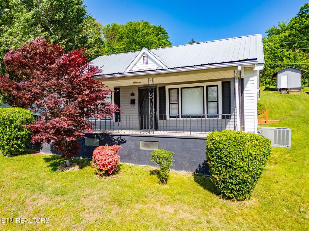 Photo of 517 W 2nd Ave, Lenoir City, TN 37771 (MLS # 1337501)