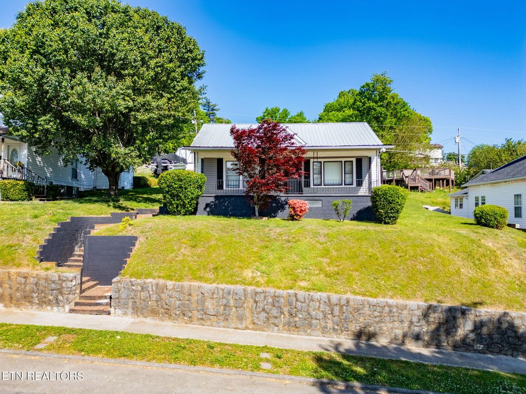 Photo of 517 W 2nd Ave, Lenoir City, TN 37771 (MLS # 1337501)