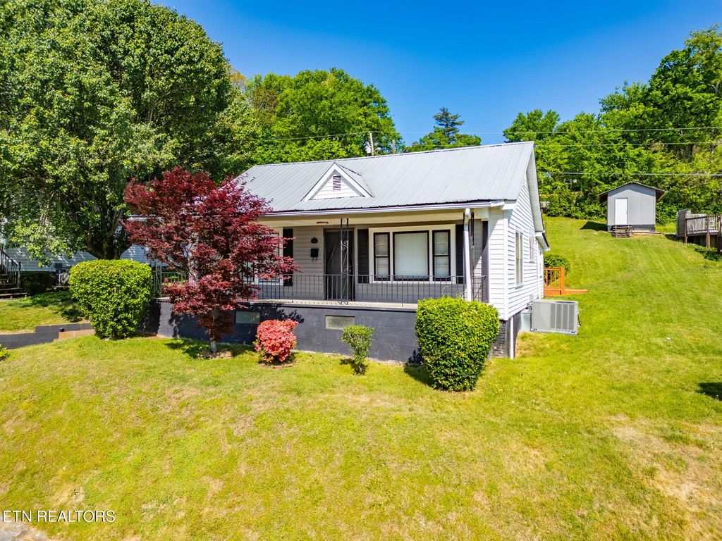 Photo of 517 W 2nd Ave, Lenoir City, TN 37771 (MLS # 1337501)