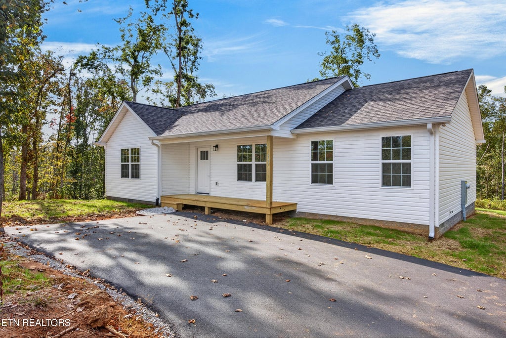 Photo of 997 Hutchins Bend Rd, Sparta, TN 38583 (MLS # 1359159)
