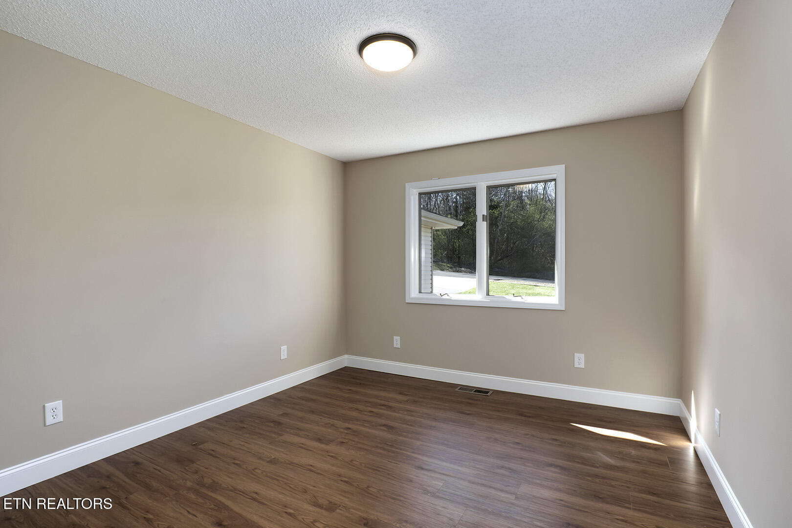 Loudon, Tennessee 37774, United States, 3 Bedrooms Bedrooms, ,2 BathroomsBathrooms,Residential,Active,96109