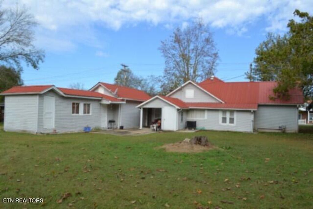 Photo of 218 E Lake Ave Ave, Celina, TN 38551 (MLS # 1319836)