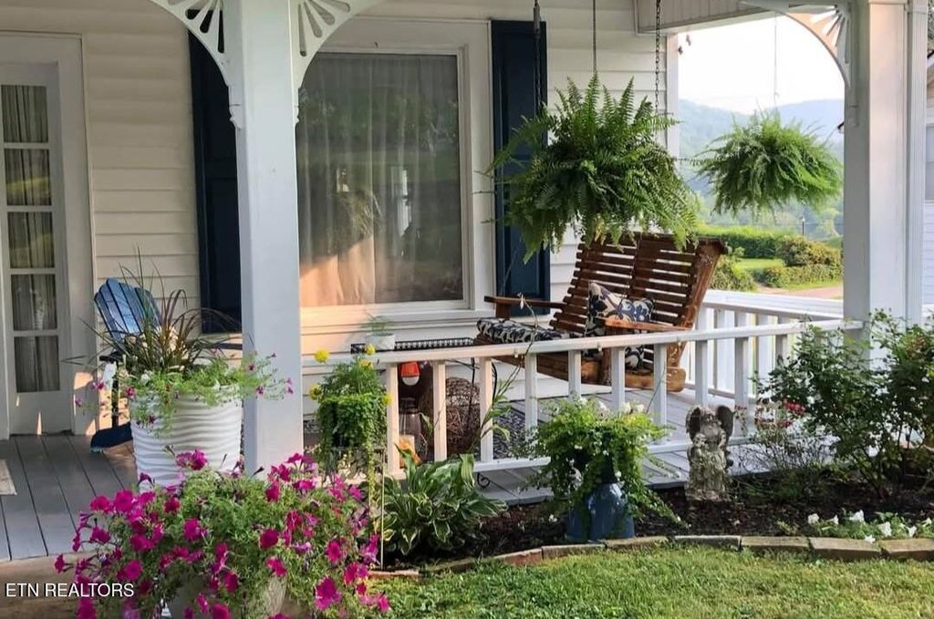 Photo of 521 Clinton St, Harriman, TN 37748 (MLS # 1332809)