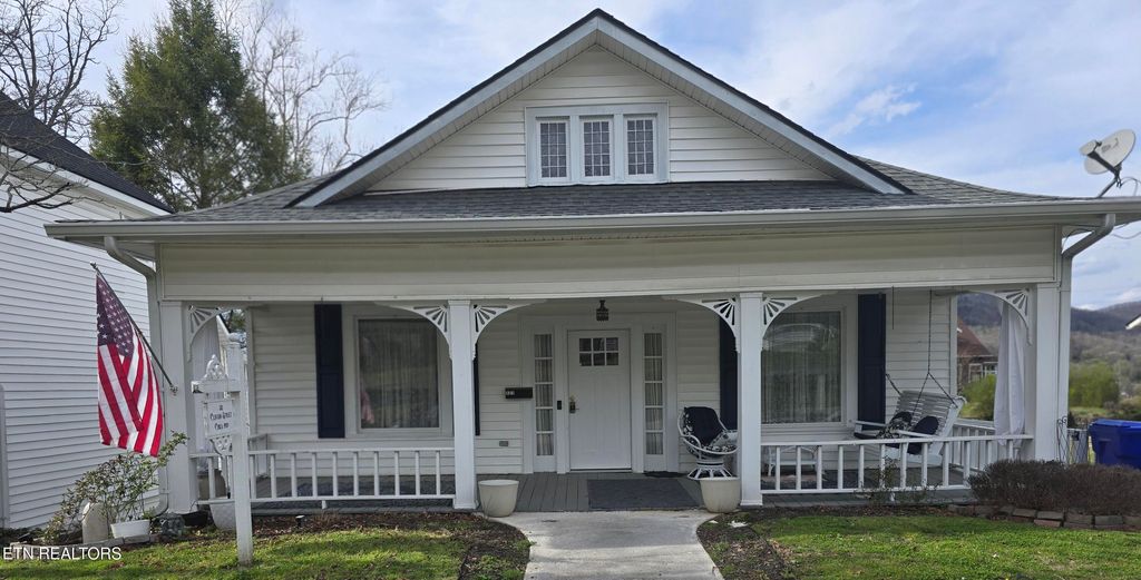 Photo of 521 Clinton St, Harriman, TN 37748 (MLS # 1332809)