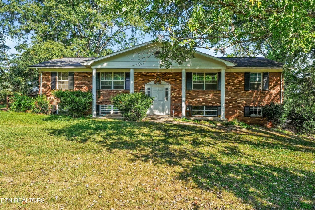 Photo of 1208 Scenic Hill Drive, Louisville, TN 37777 (MLS # 1355096)
